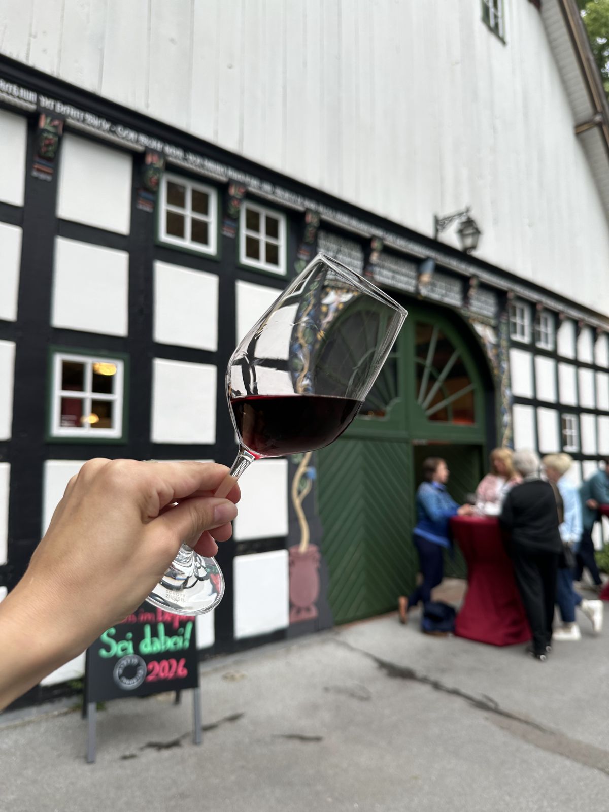 Weinprobe vor dem Fachwerk in Bielefeld-Babenhausen