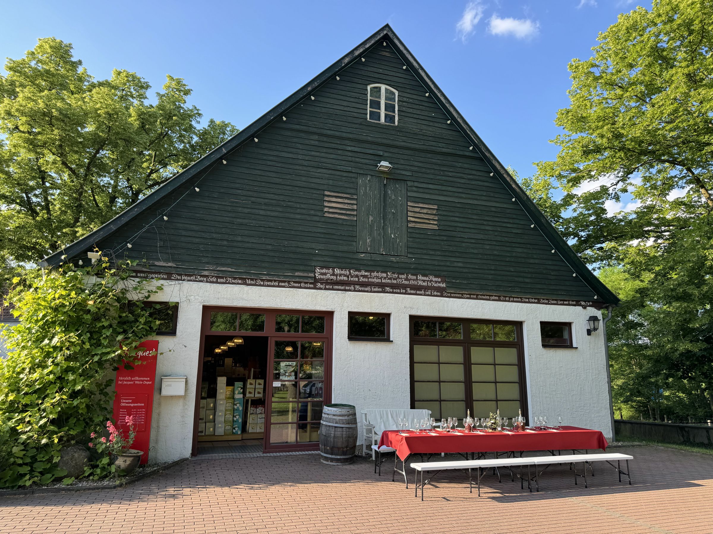 Jacques’ Wein-Depot Osnabrück-Nahne mit dem grünen Holzgiebel