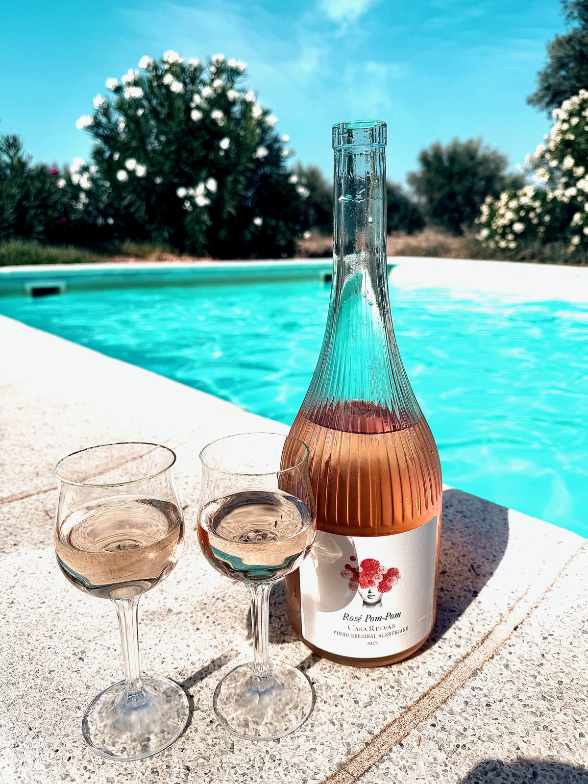 Rosé am Pool – Sommer im Glas