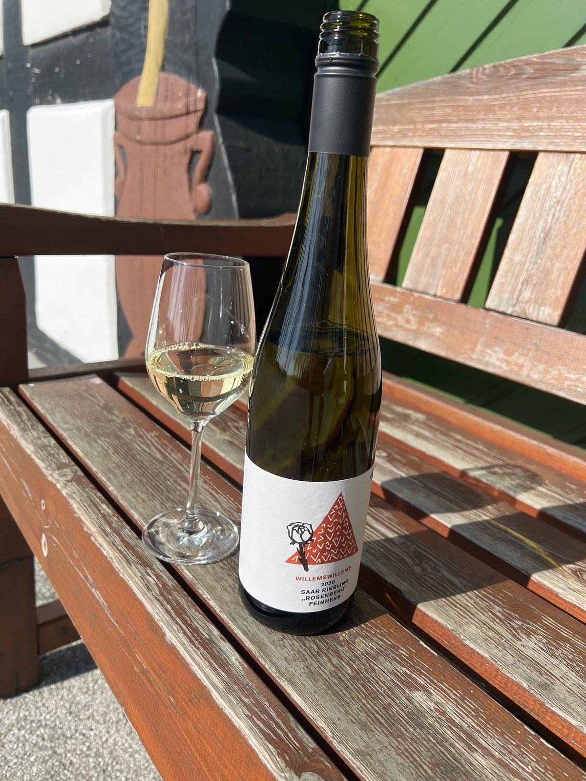 Ein Riesling in der Sonne vor dem Depot